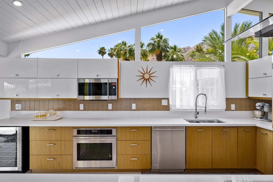 Mid-century modern kitchen with impeccable designs