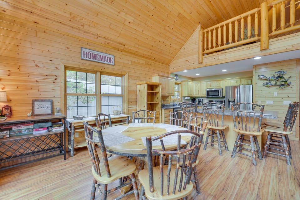 Dining Area | Dishes & Flatware Provided
