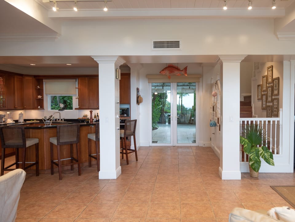 BREATHTAKING : on water front with panoramic views + pool + dock House in North Eleuthera