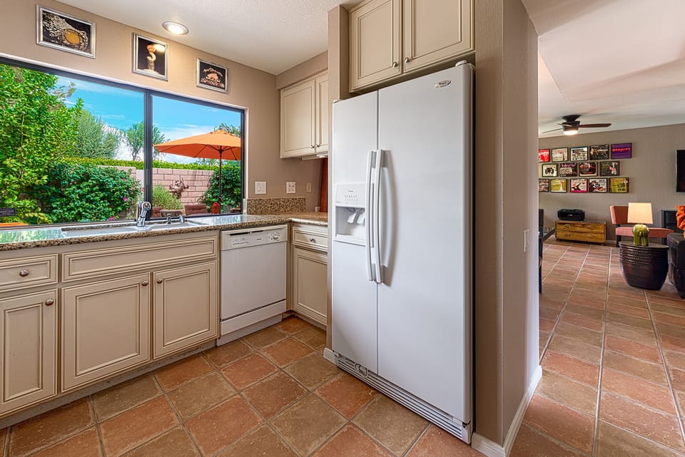 Modern kitchen w/granite counters & patio pass-through (some appliances updated)