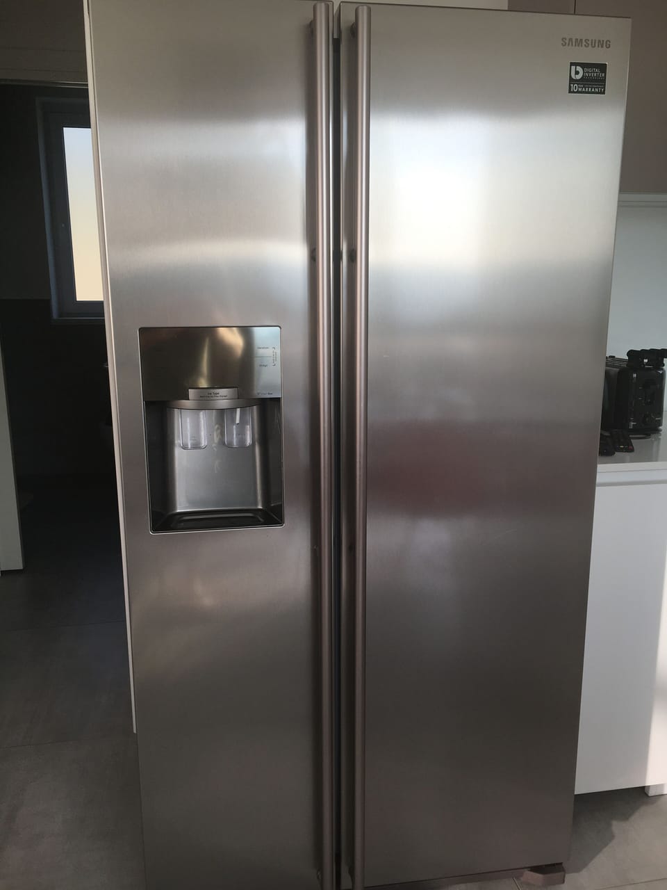 Fridge with icemachine and filtered drink water