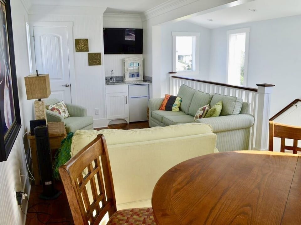 3rd floor lounge (queen & twin sleeper sofas)