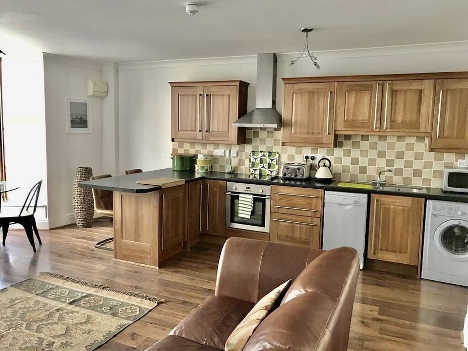 Spacious room with a view onto Tudor Square