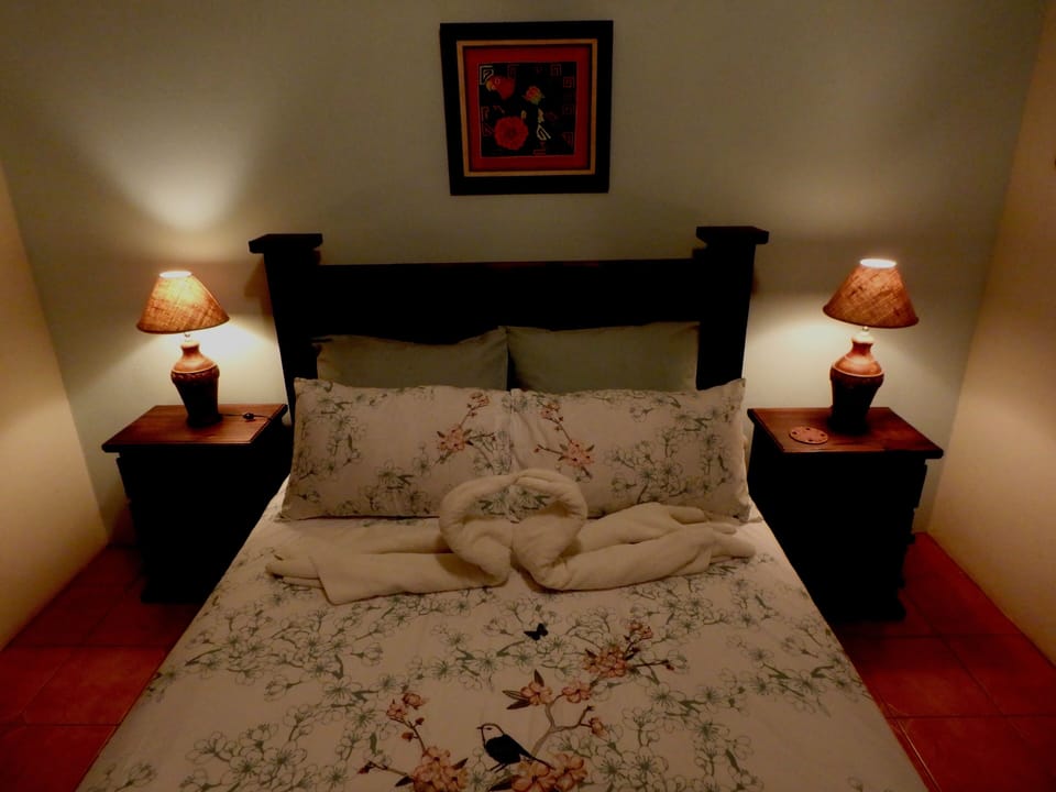 2 bedroom with queen size beds, fan and aircon