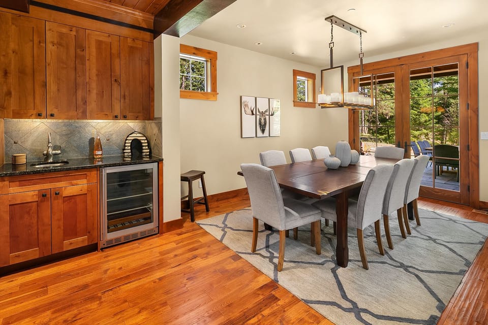 Rose All Day in Suncadia Resort - Large dining table with comfortable seating for 8.