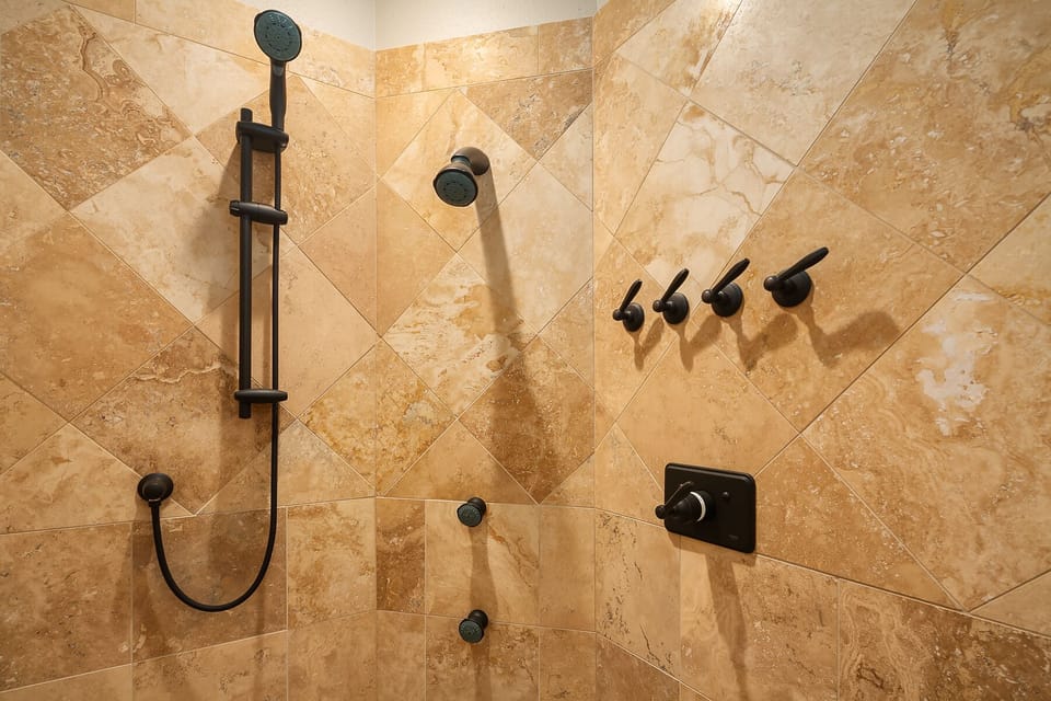 Rose All Day in Suncadia Resort - Huge walk-in shower with 3 shower heads and wall jets!