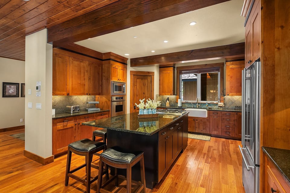 Rose All Day in Suncadia Resort - Beautifully appointed kitchen with seating for 4 around the center island.
