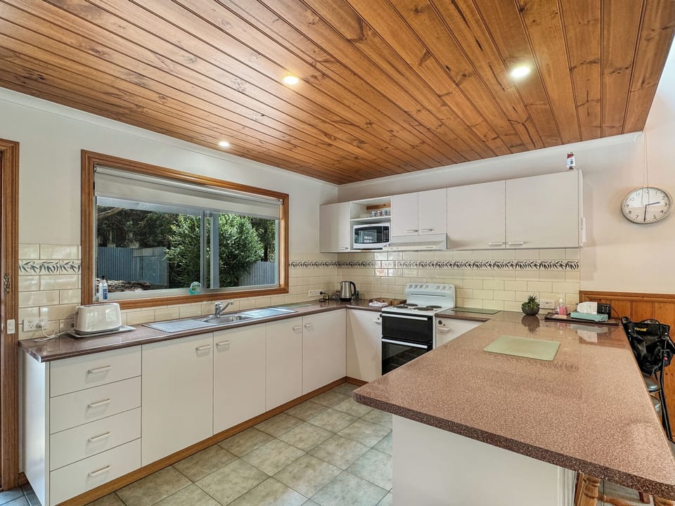 Culinary joy: Spacious, well-equipped kitchen for delicious meals and memories. A haven awaits! 