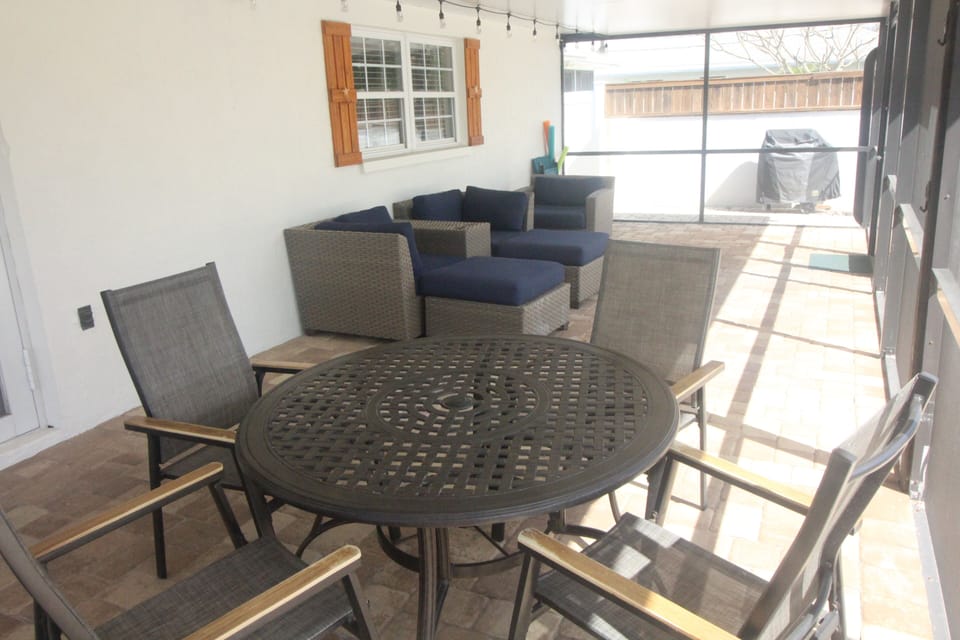 plenty of ooutdoor seating
