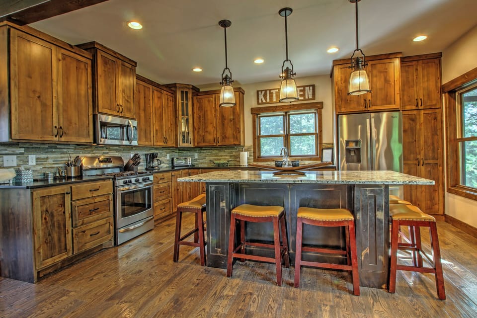 Kitchen with 6 barstools