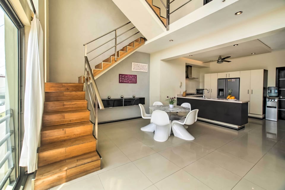 Dining Table | Dishware Provided