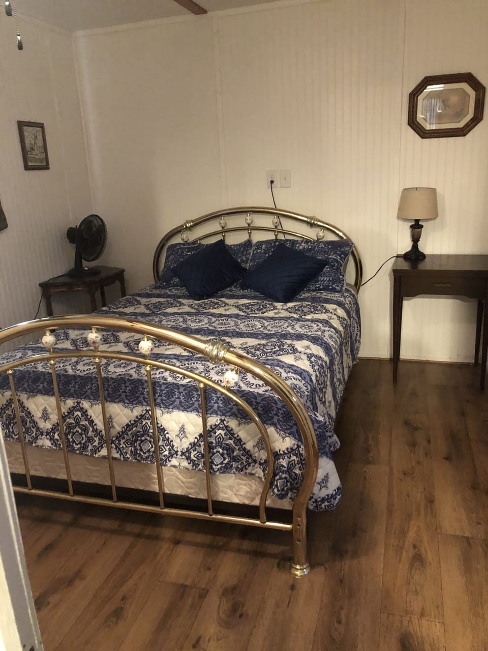 Queen size bed, AC, fan, reading lamp