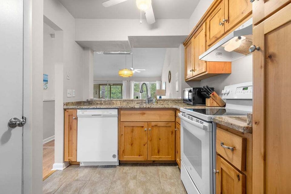 Kitchen well equipped for gourmet meals