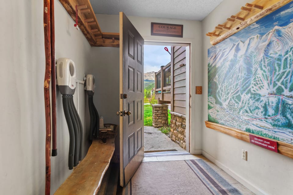 foyer with boot/glove heaters