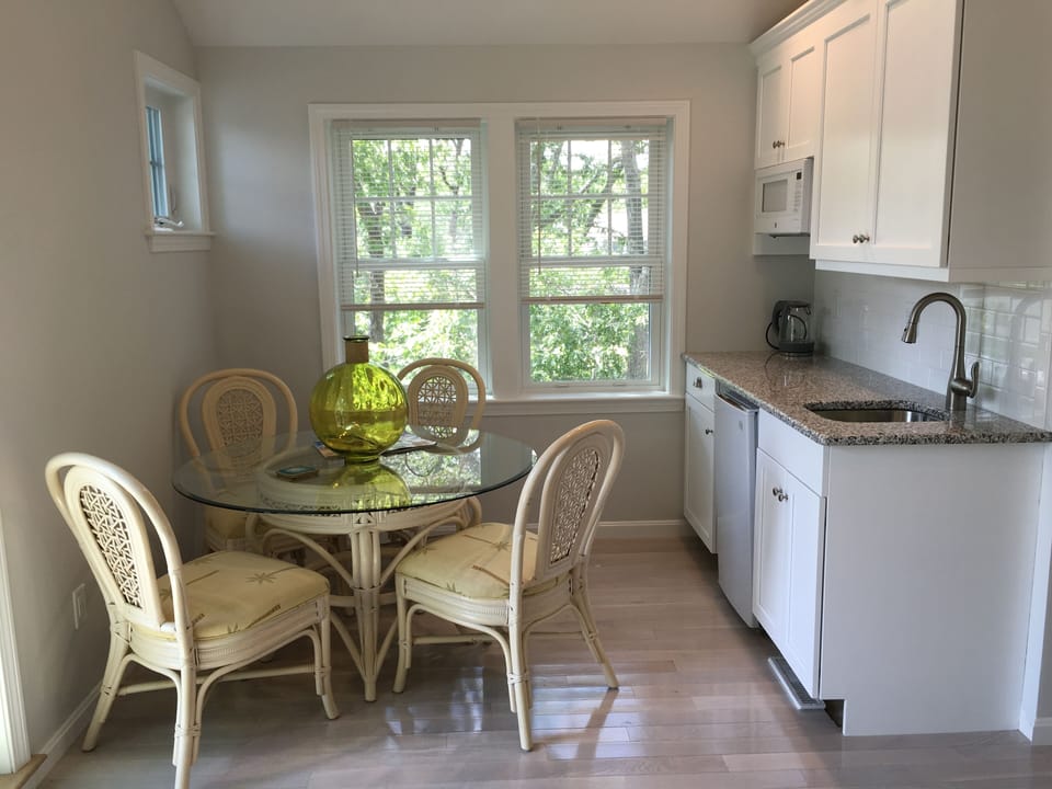 Upper-level wet bar and dining area adjacent to the 2nd-floor master bedroom