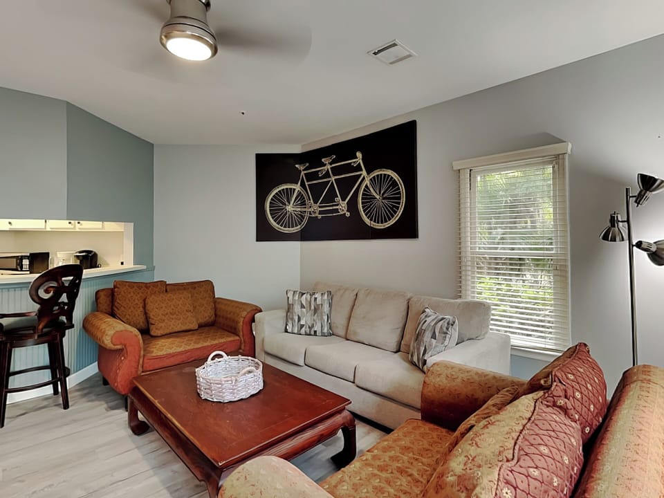Living Area w. Sleeper Sofa, Smart TV, Deck Access
