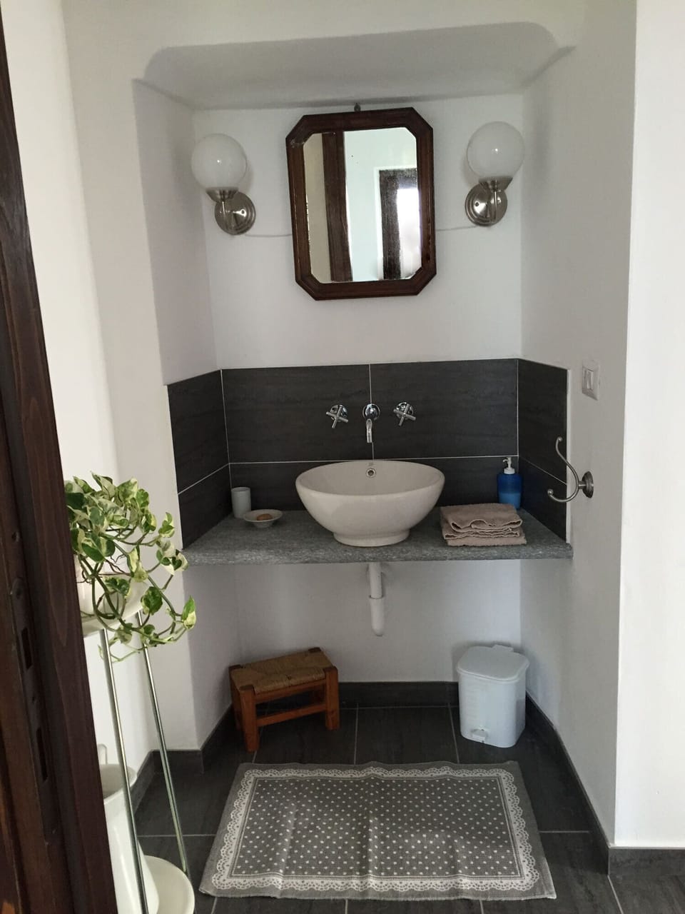 The basin "corner" of the bathroom
