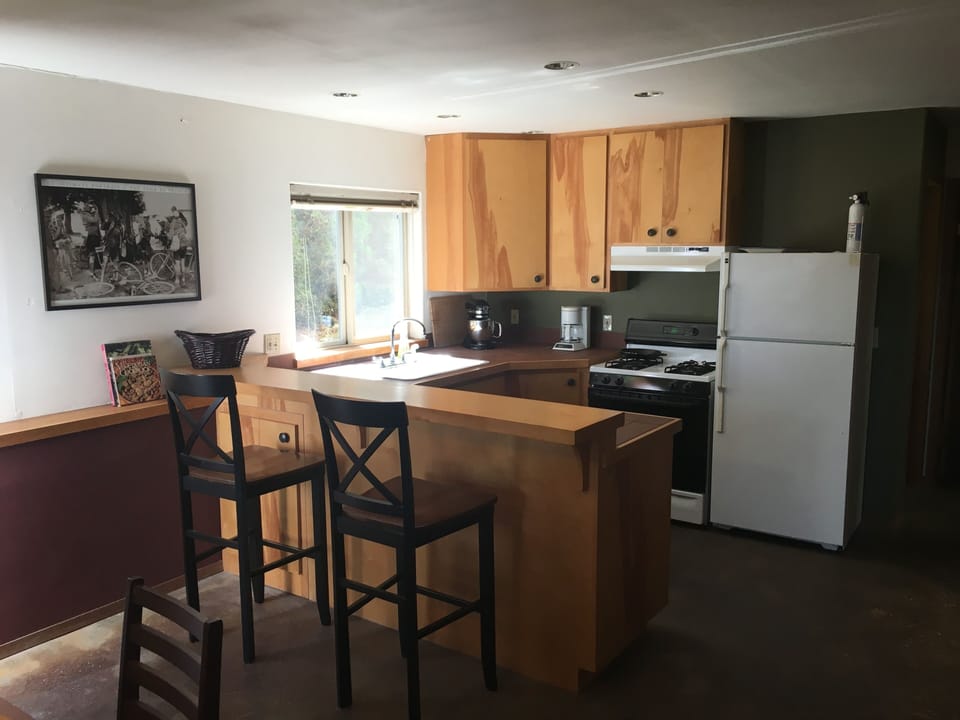 Kitchen and Breakfast Bar