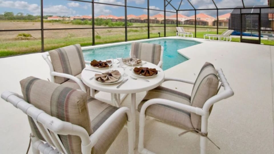 Enjoy a light lunch or dinner while you soak in the sunshine.