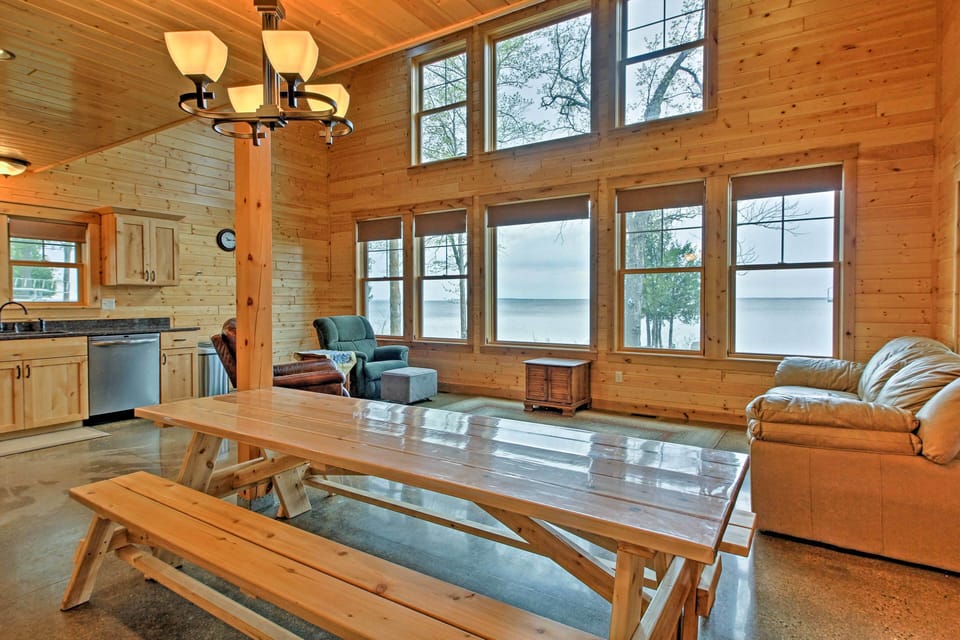 All 8 guests can look out upon the lake while you enjoy a home-cooked meal!