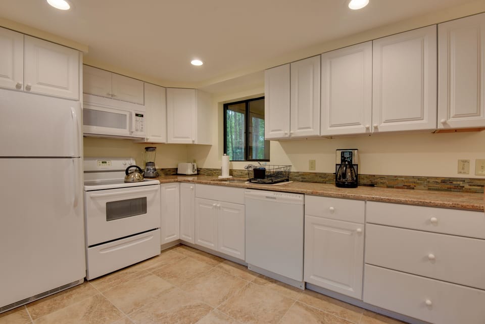 Kitchen | Cooking Basics | Coffee Maker | Paper Towels/Trash Bags Provided