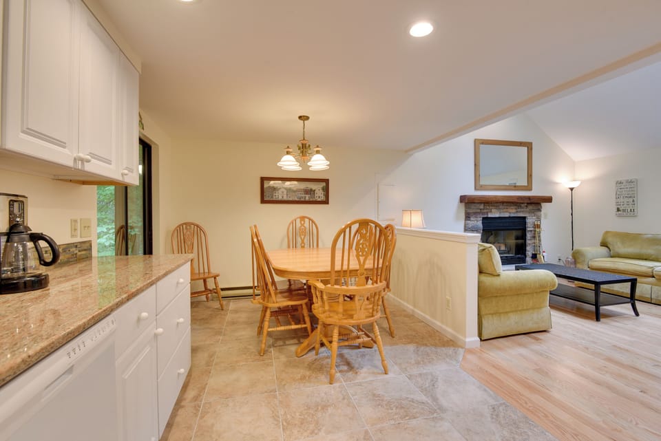 Dining Area | Dishware/Flatware Provided