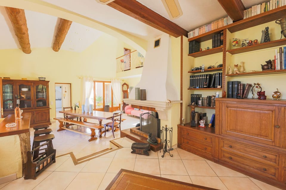 LIVING ROOM / DINING ROOM