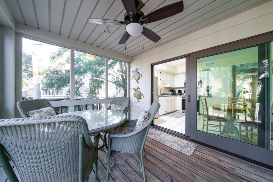 Outdoor dining on the porch