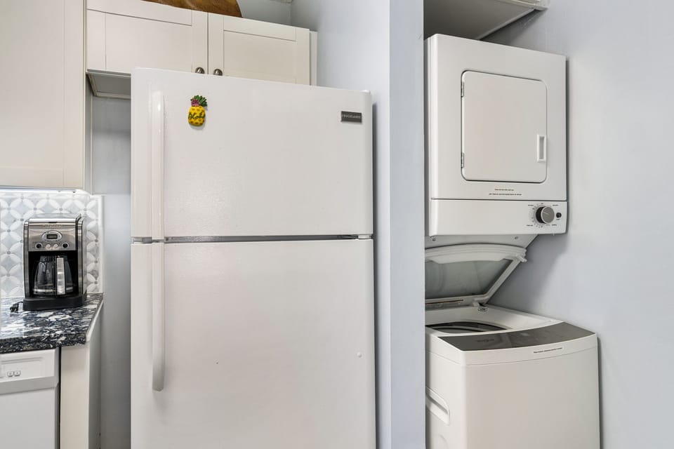 Washer/dryer and refrigerator 