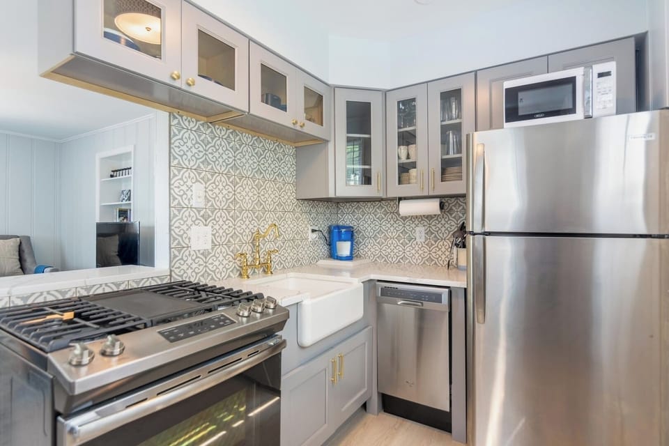Quartz counters, apron sink