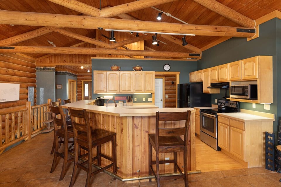 Open concept full chef`s kitchen with plenty of additional seating.