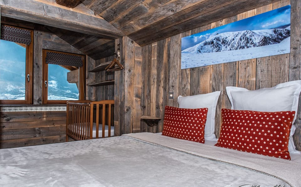 Chambre lit double décoration montagne bois locations appartement La Bresse Hohneck Vosges