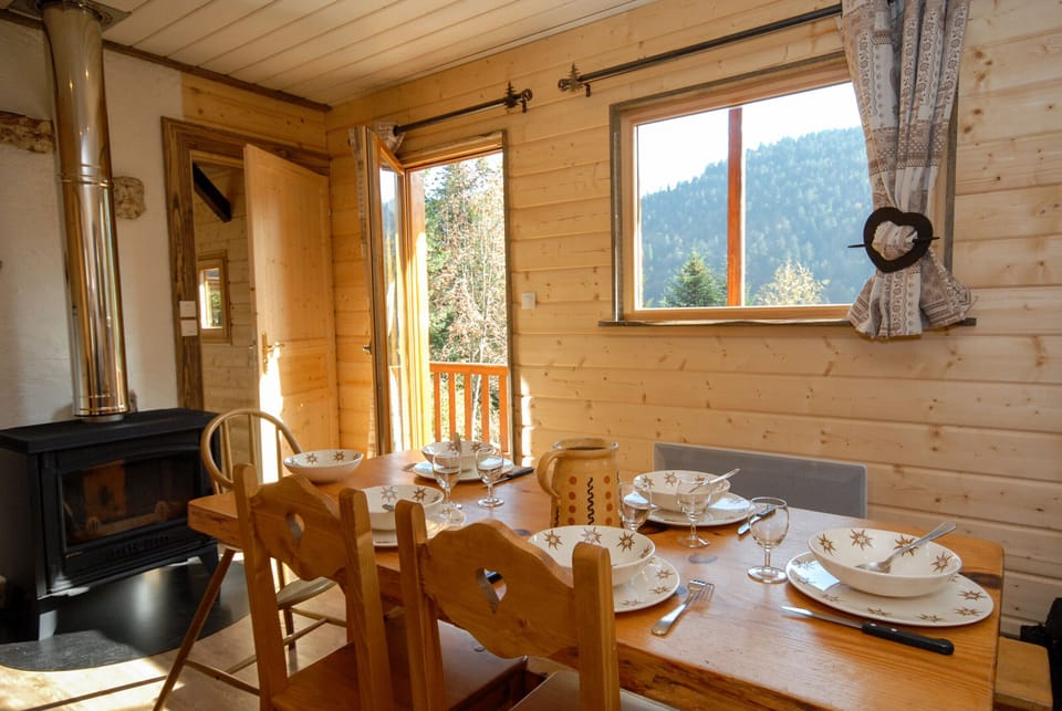 Table à manger et poêle à bois Chalet Vosges