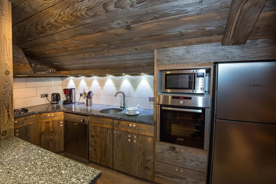 Cuisine équipée plan travail granit appartement bord de rivière La Bresse Vosges