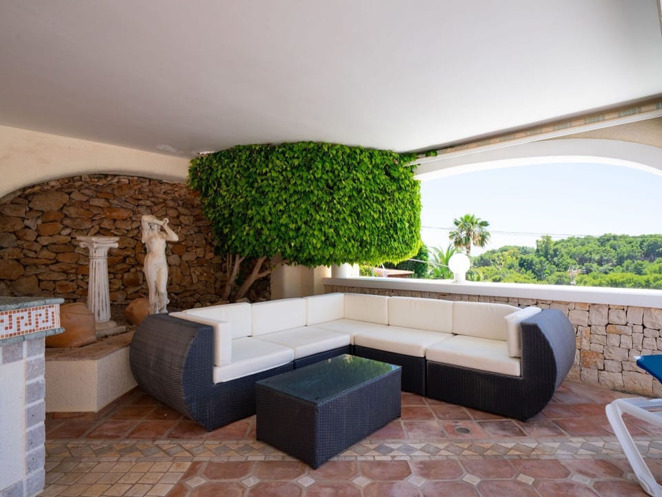 Plant, Property, Wood, Architecture, Flooring, Houseplant, Urban Design, Floor, Rectangle, Shade