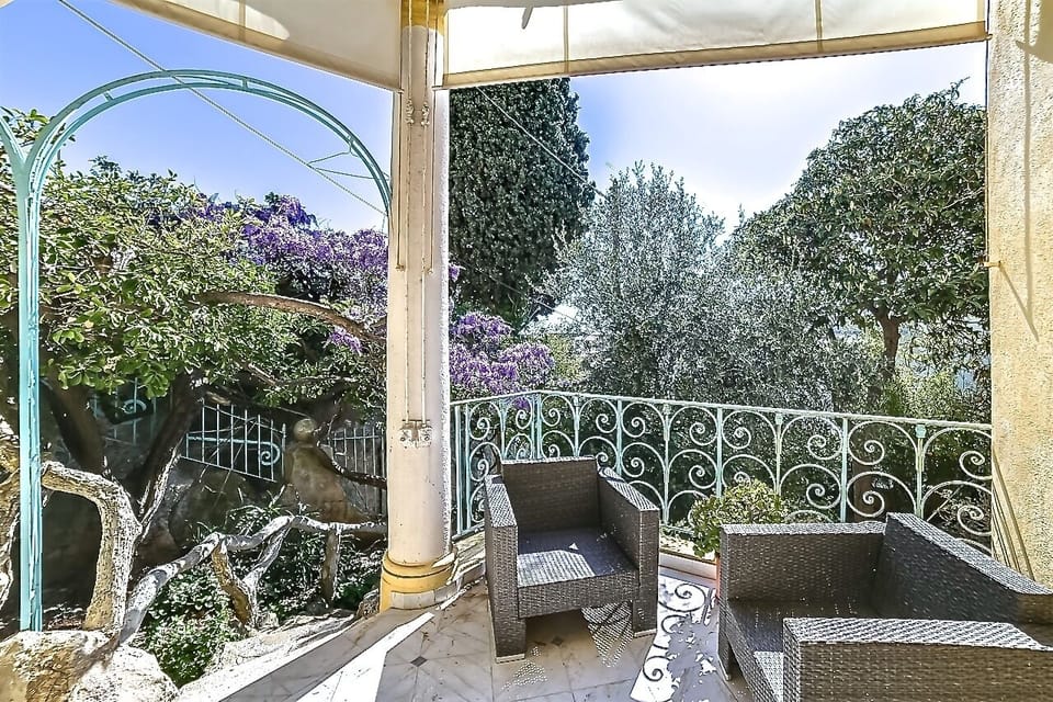 Rose and violet bedroom's terrace