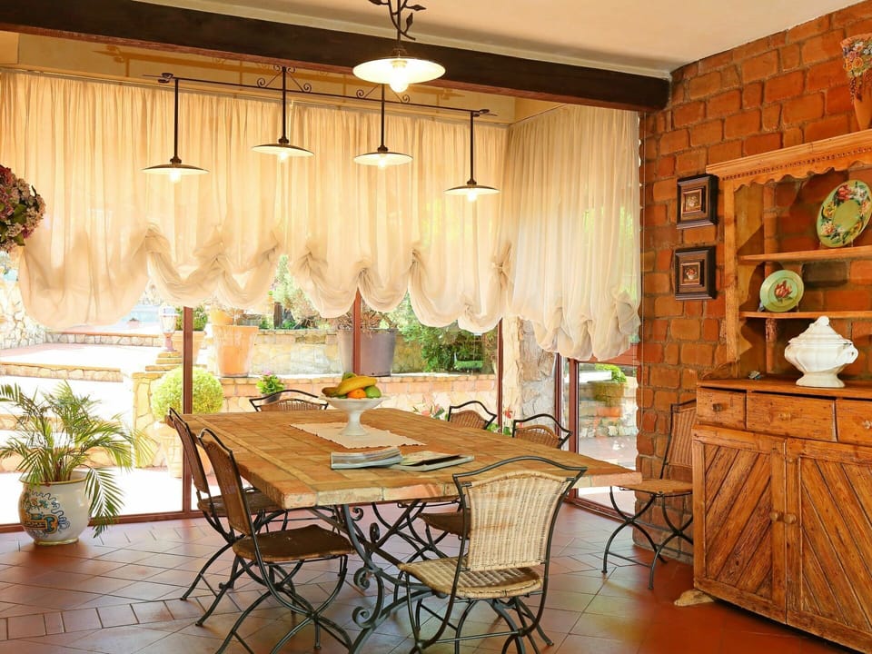 Table, Furniture, Plant, Property, Chair, Wood, Cabinetry, Lighting, Interior Design, Decoration