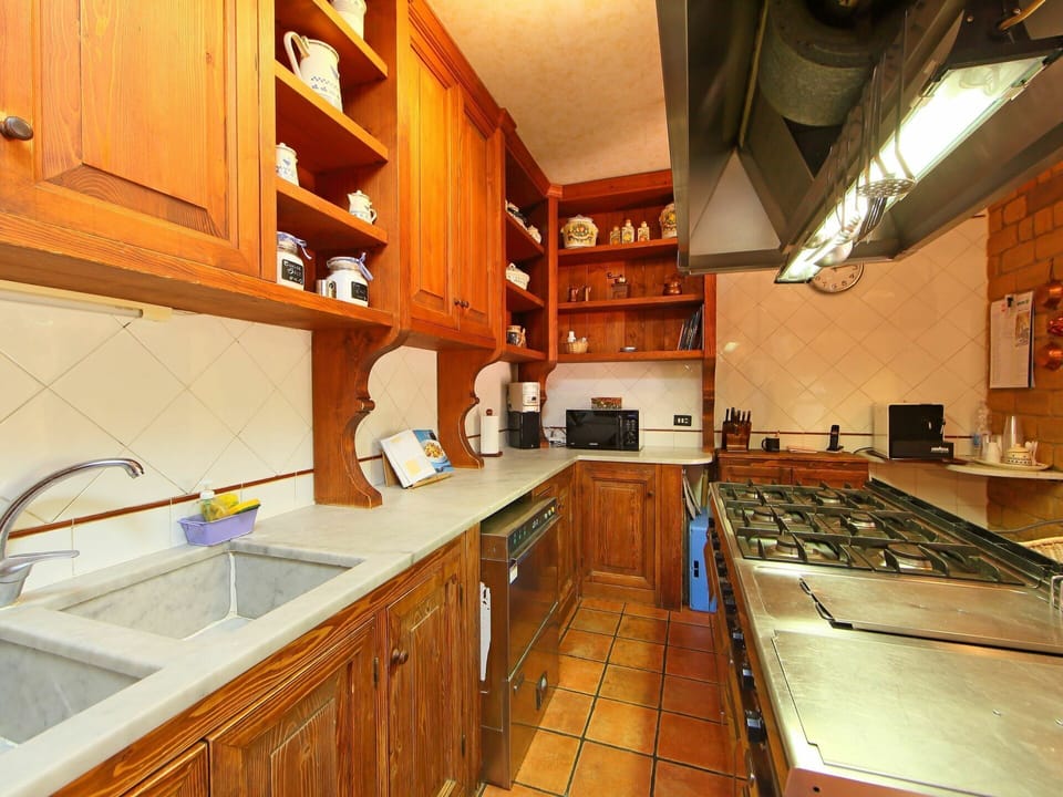 Cabinetry, Kitchen Sink, Property, Furniture, Countertop, Sink, Building, Wood, Interior Design, Shelf