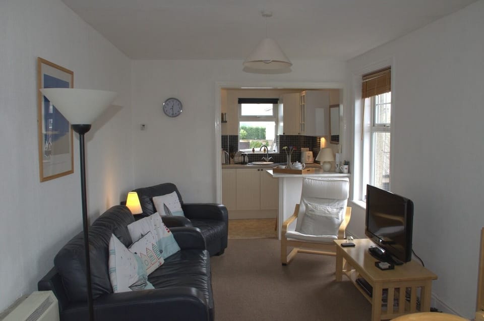 Sitting room view through to kitchen