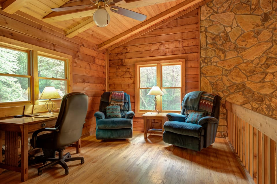 Creekside family retreat w/ private hot tub, billiards table, & tree-lined views Cabin in Georgia