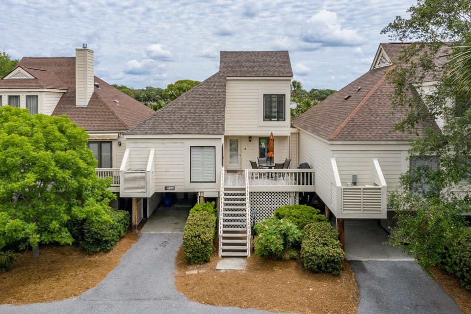 Great location - Short walk to the beach, golf, pools, and dining!