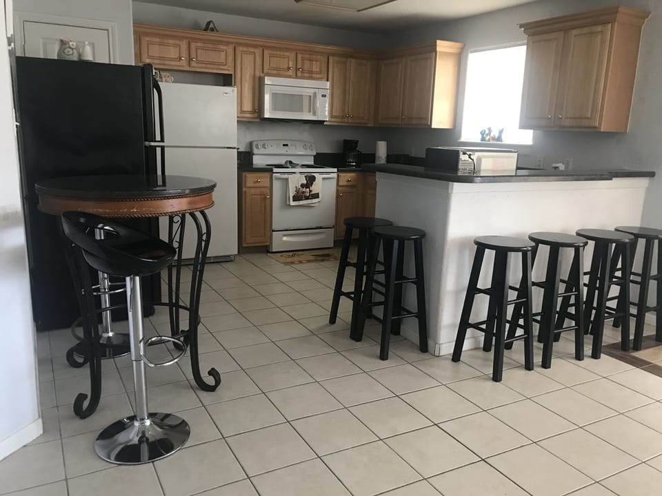 kitchen counter  with 6 sittings