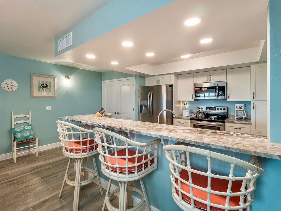 Breakfast bar and kitchen