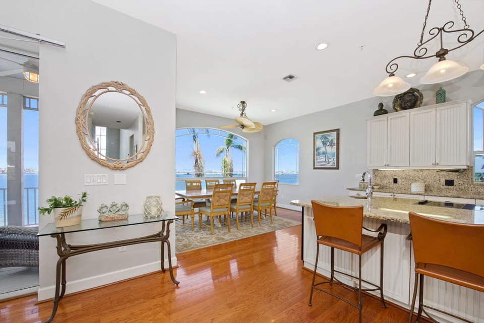 Breakfast Bar and Dining Area