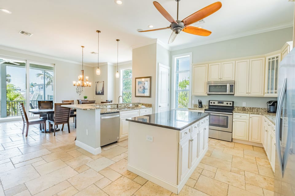 This bright and open kitchen is ready for anything—from beach day snacks to full family dinners.