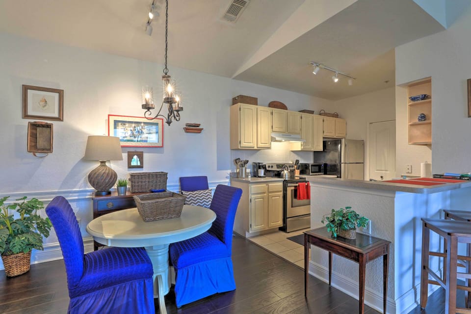 Dining Area | Dishware/Flatware Available