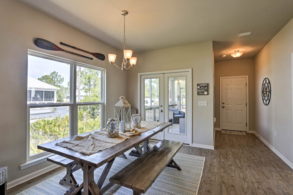 Dining Area | Dishware/Flatware Provided