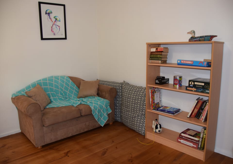 Our Farm Stay doesn't have a TV. We provide books, board games and a few toy