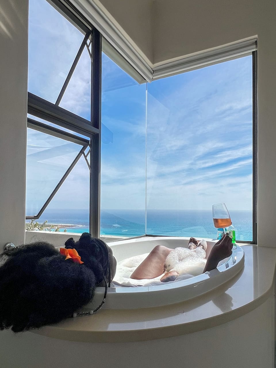Bathe while looking out at the vast ocean in the main bathroom