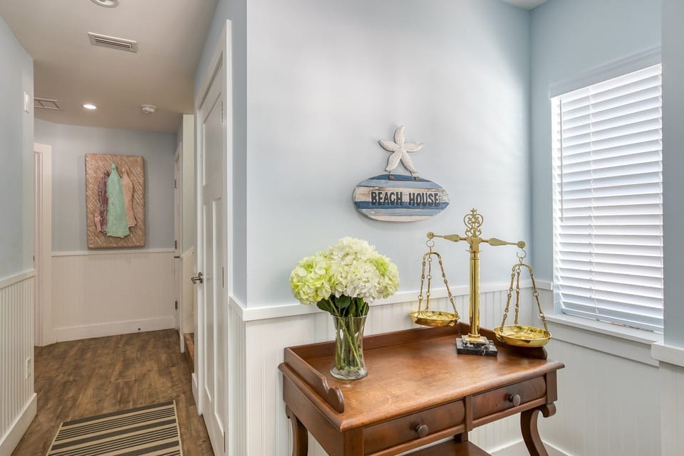 Beach Retreat - interior entrance